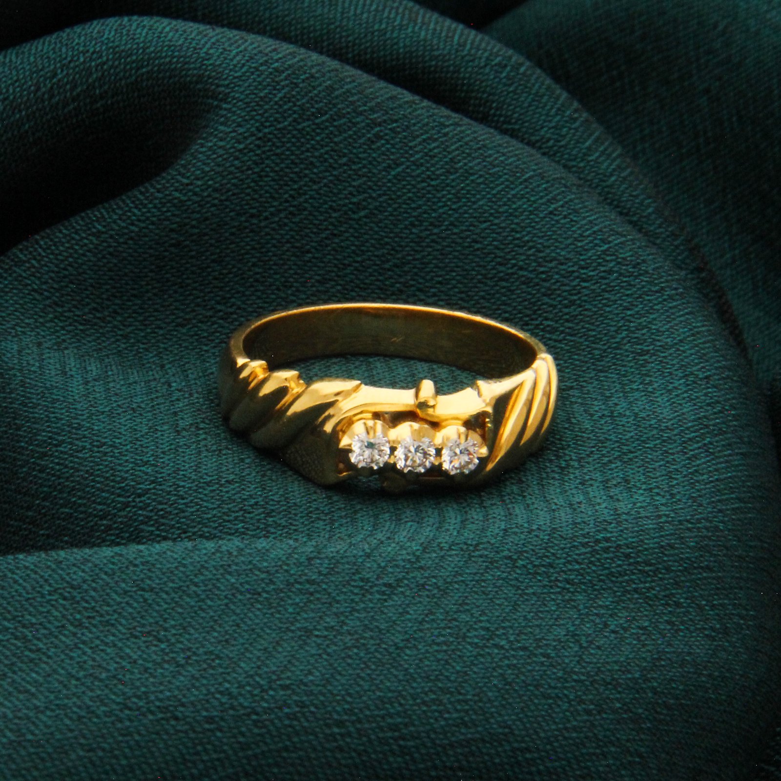 DIAMOND RING